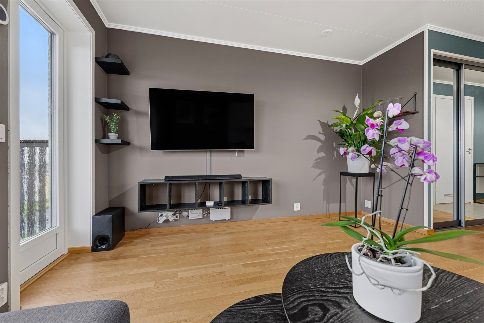 TV-en kan med fordel plasseres mot/på vegg. Galleribilde