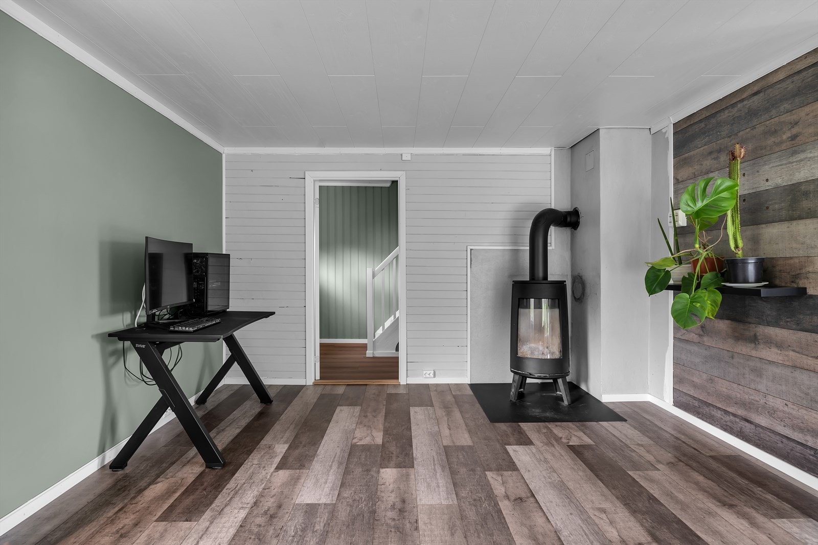 Gangen i bildet leder til underetasje og loft Galleribilde