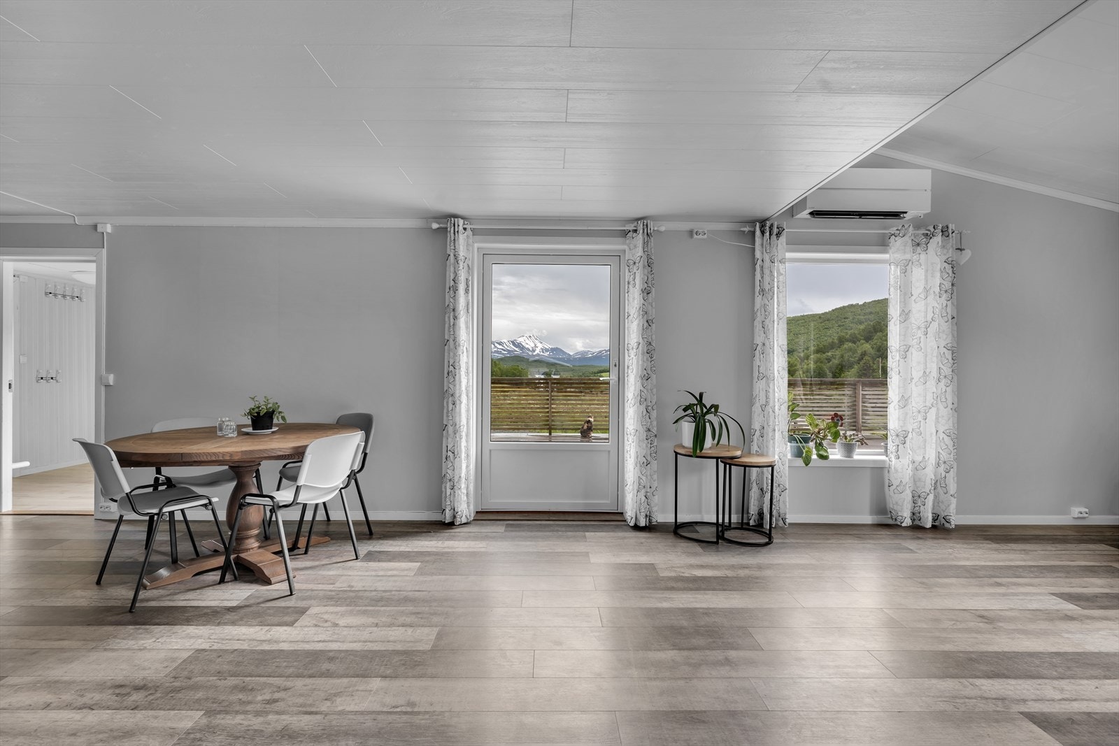 Utgang til veranda fra stue Galleribilde