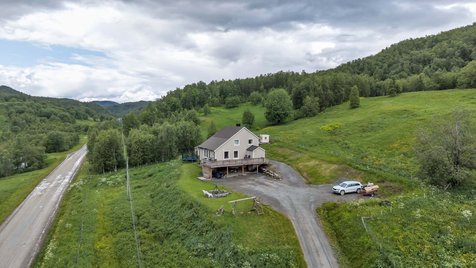 Flere parkeringsplasser på tomt Galleribilde