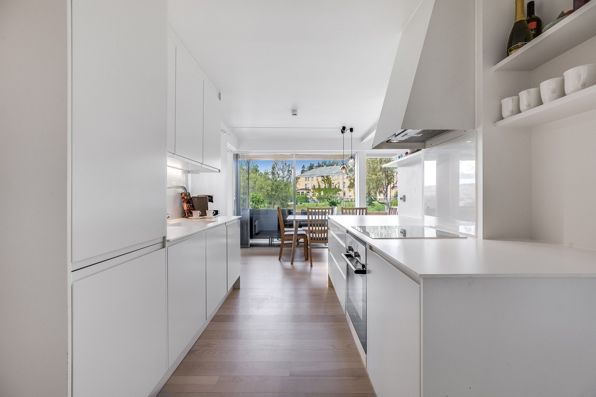 kjøkken med medfølgende hvitevarer Galleribilde