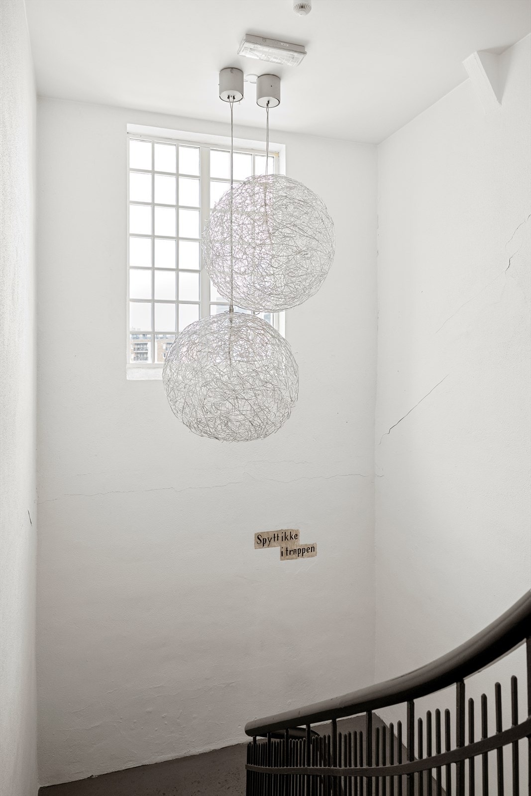 Førsteinntrykket får man i det man inntrer bygningen, hvor man allerede da ser historien i trappene fra når bygget var hermetikkfabrikk. Galleribilde