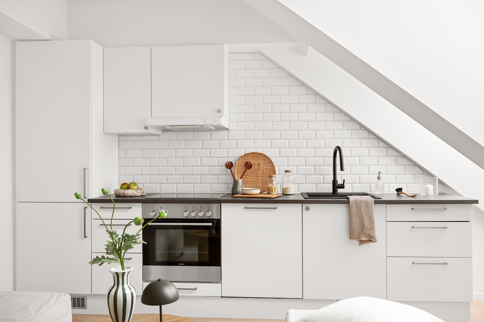 Flislagt vegg over benkeplaten forenkler rengjøringen. Galleribilde