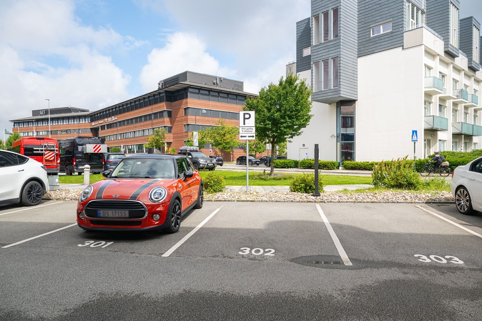 Leiligheten har fast parkeringsplass med leilighetens nummer på. Det er klargjort for installasjon av elbillader. Galleribilde