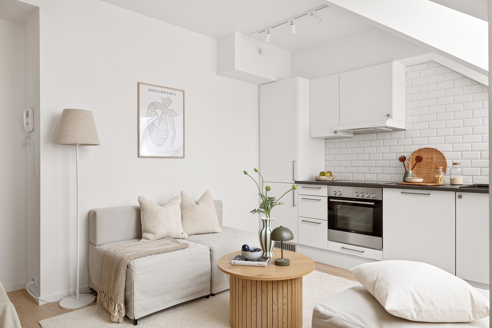 Kjøkkeninnredningen har en tidløs utførelse med hvite, glatte fronter og benkeplate av laminat. Galleribilde