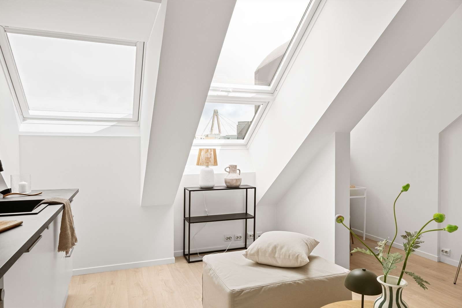 Stuen har godt med vindusflater som gir et fint lys inn i rommet. Galleribilde