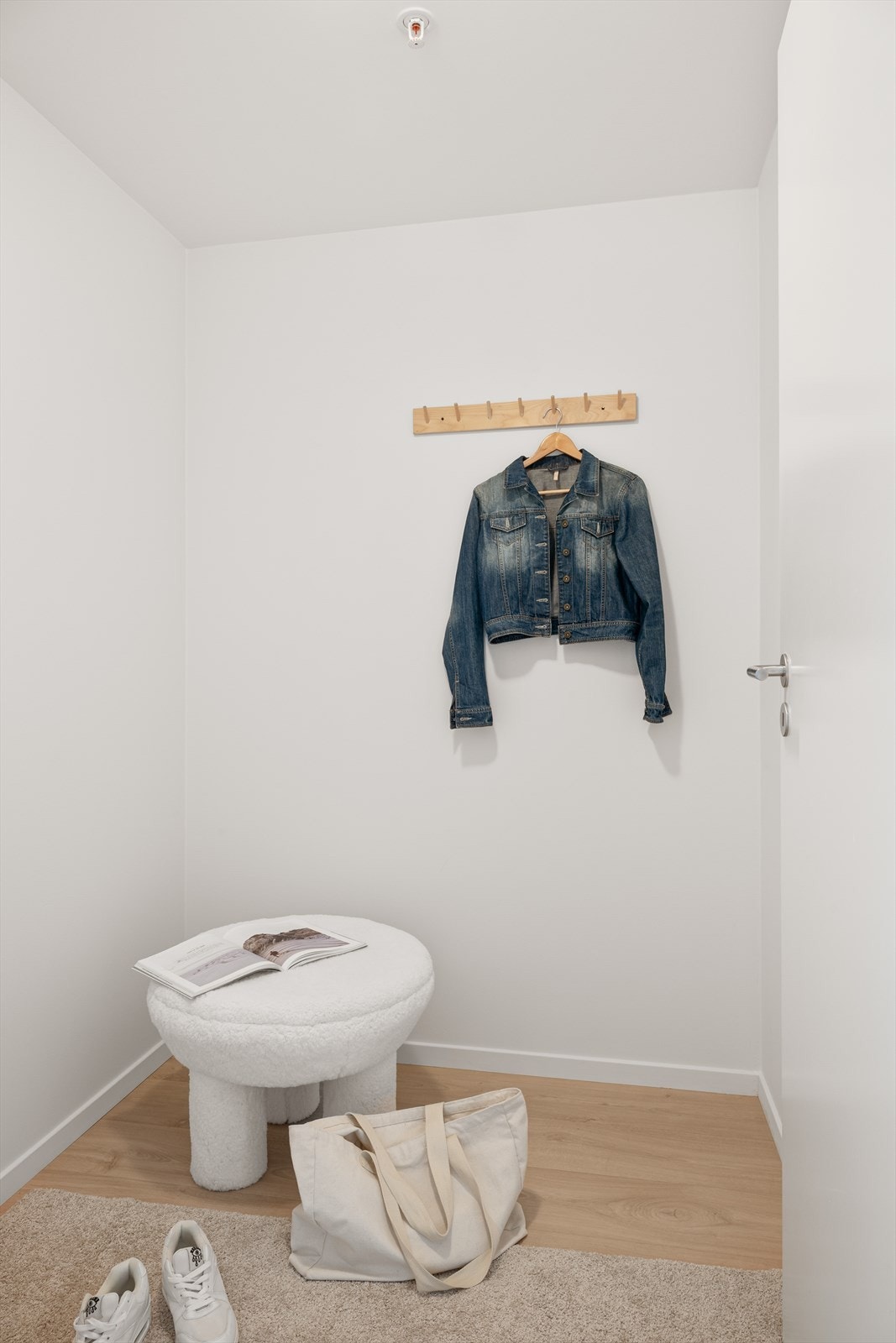 Innvendig bod med tilkomst via entreen gir rom for ekstra lagring. Galleribilde