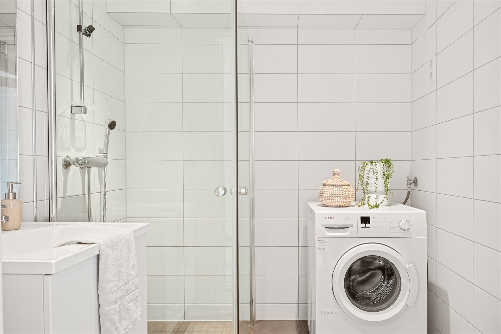 Helfliset bad med elektriske varmekabler i gulv og spotter i tak. Galleribilde