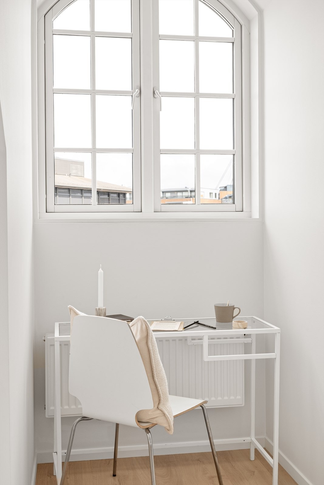 Stuen har egen nisje perfekt for hjemmekontoret. Galleribilde