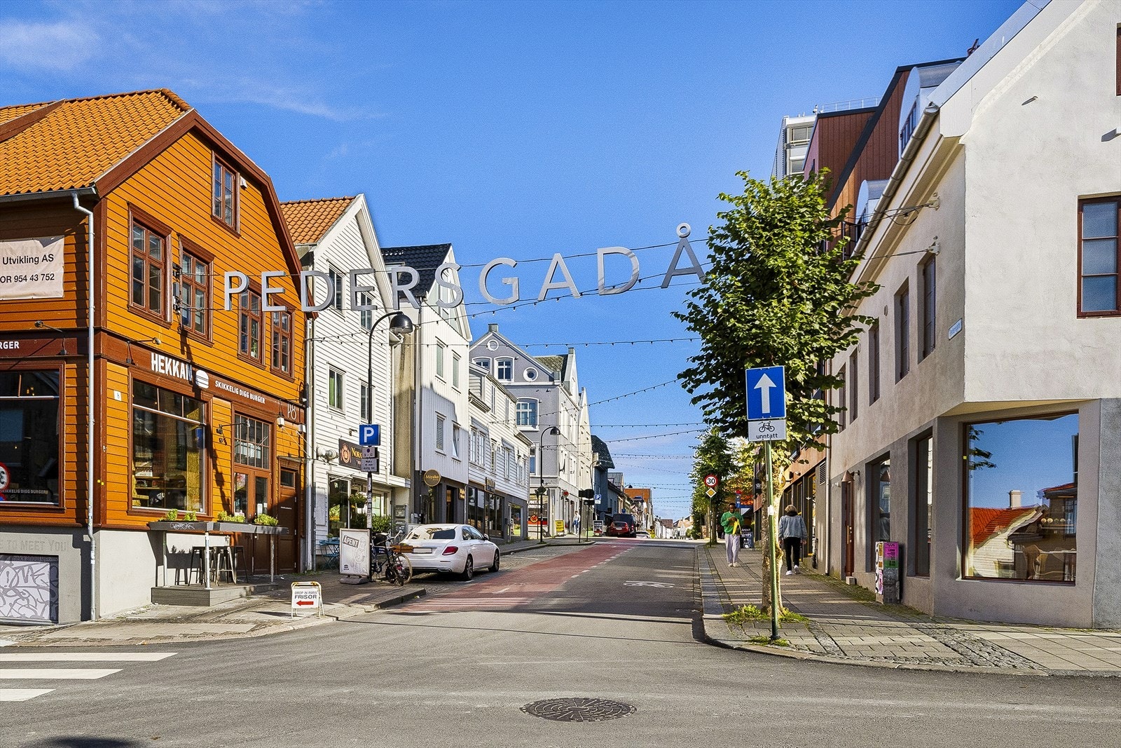 Fra leiligheten er det kort vei til et stort mangfold av spiseplasser og restauranter, hvor kjente Pedersgata kun er et par minutters gange unna. Galleribilde