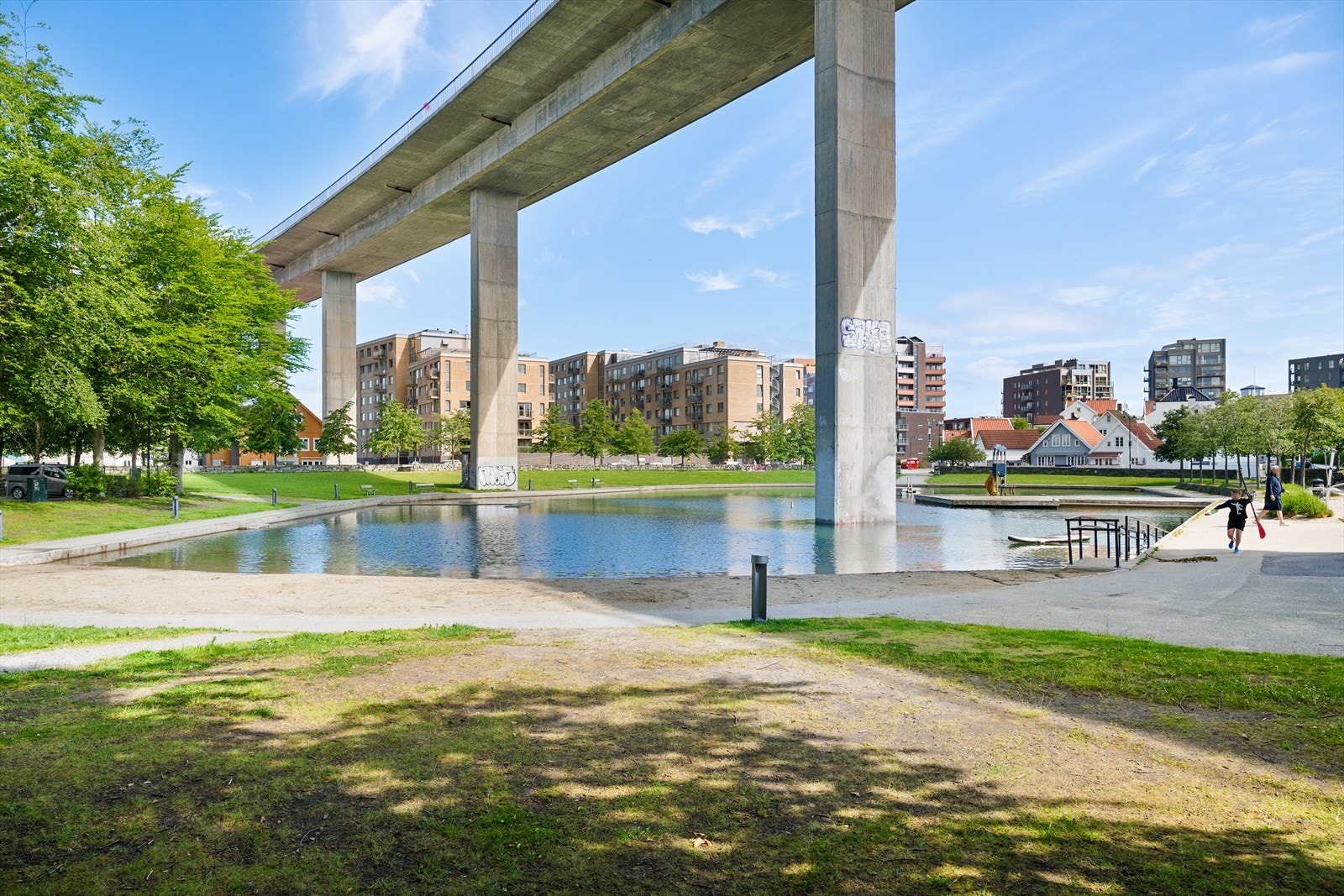 Nærområdet har flere parkområder. Badedammen byr sommerstid på yrende parkliv. Galleribilde