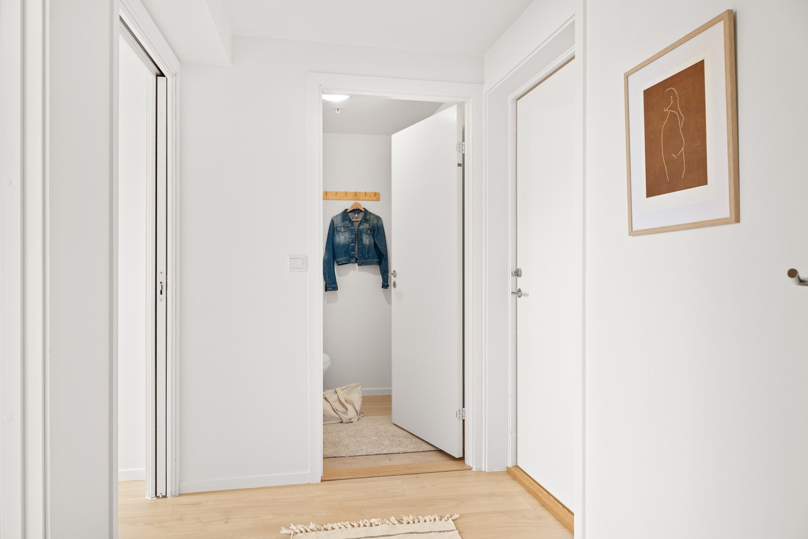 Entré som umiddelbart gir et godt inntrykk av leiligheten og dens kvaliteter. Galleribilde