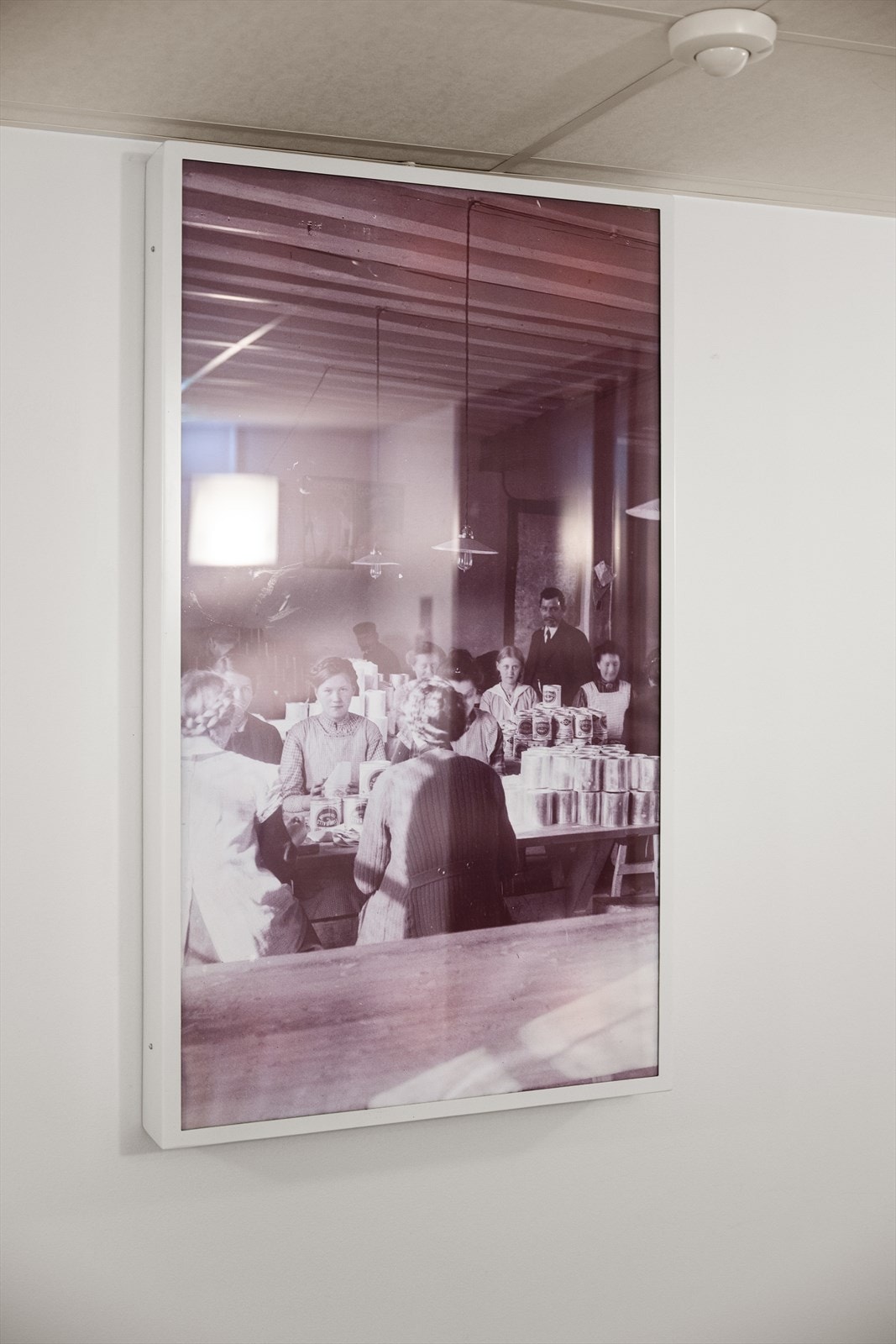 Bilder i fellesareal fra når bygget var fabrikk. Galleribilde