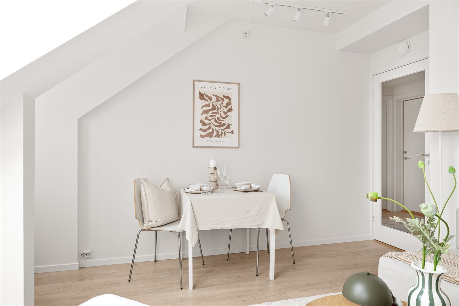 Leiligheten har gjennomgående god standard. Det er lagt ny laminat i 2025, og veggene er malt i tidløs hvit tone. Galleribilde