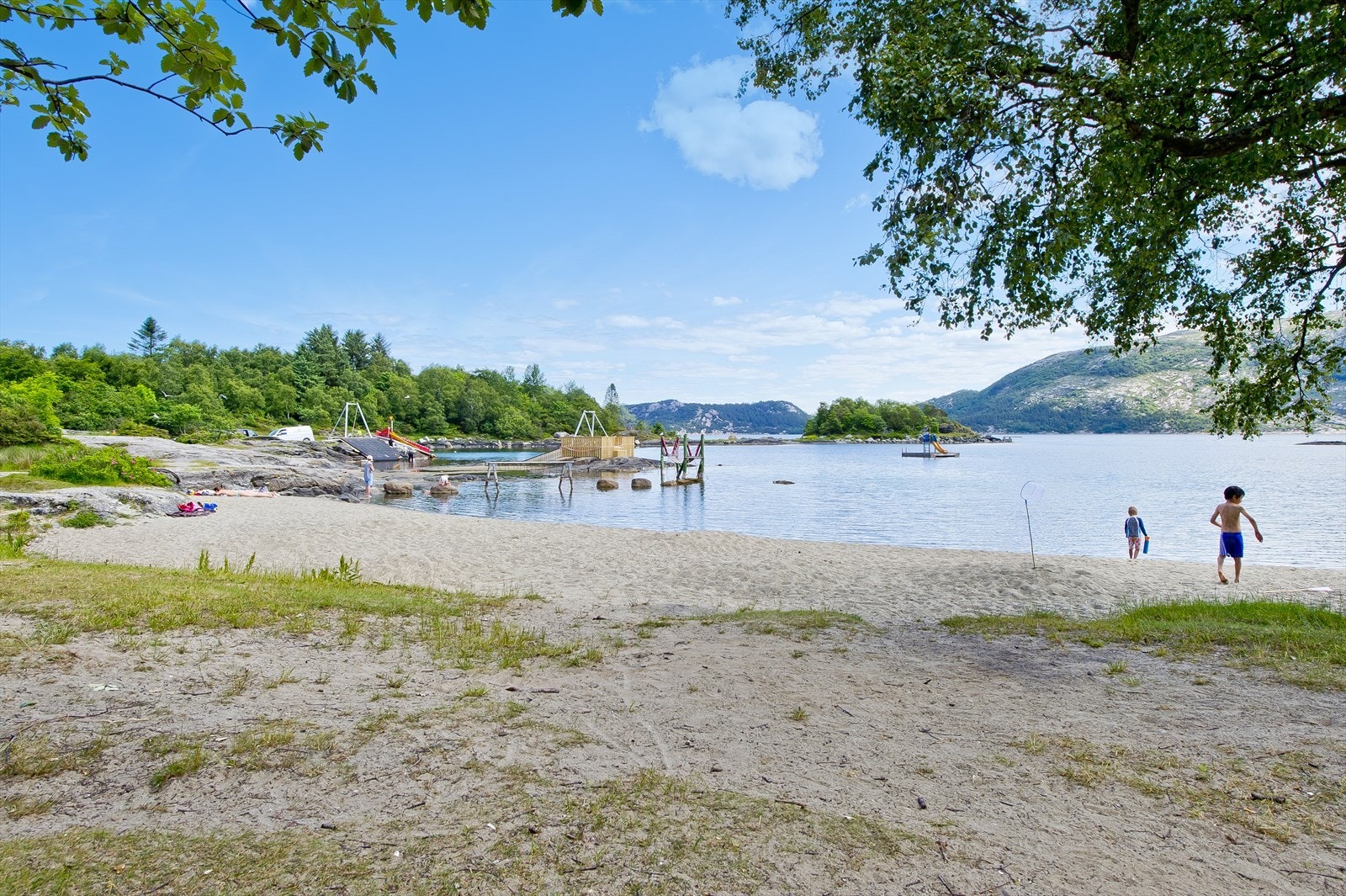 I nærområdet finner man flere flotte tur- og rekreasjonsområder. Vaulen badestrand ligger like i nærheten. Galleribilde