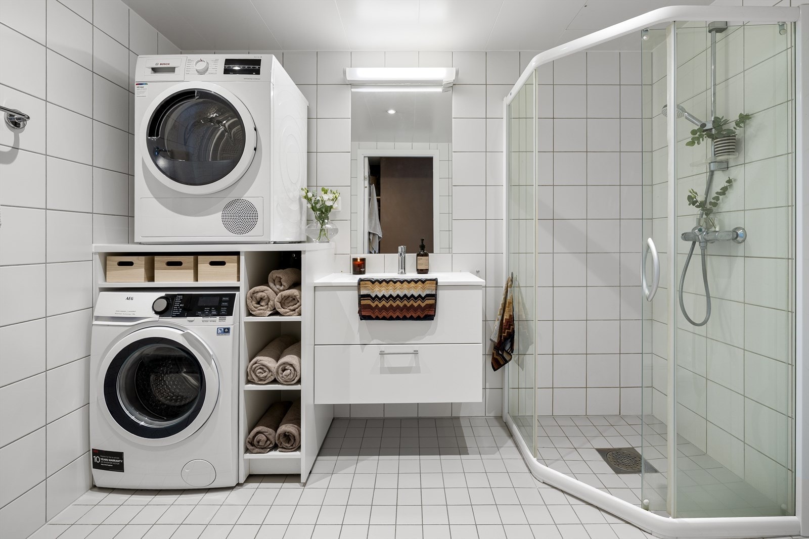 Helfliset bad med innfelte spotter i tak. Galleribilde