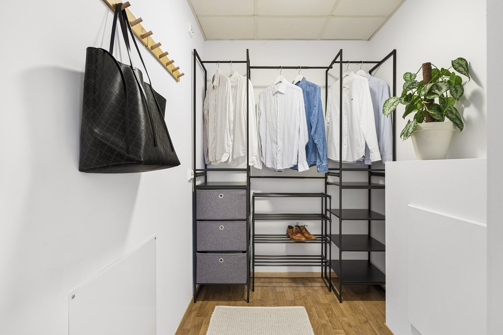 Leiligheten har godt med lagringsmuligheter i innvendig bod ved entreen, samt i ekstern kjellerbod på ca. 5 m². Galleribilde