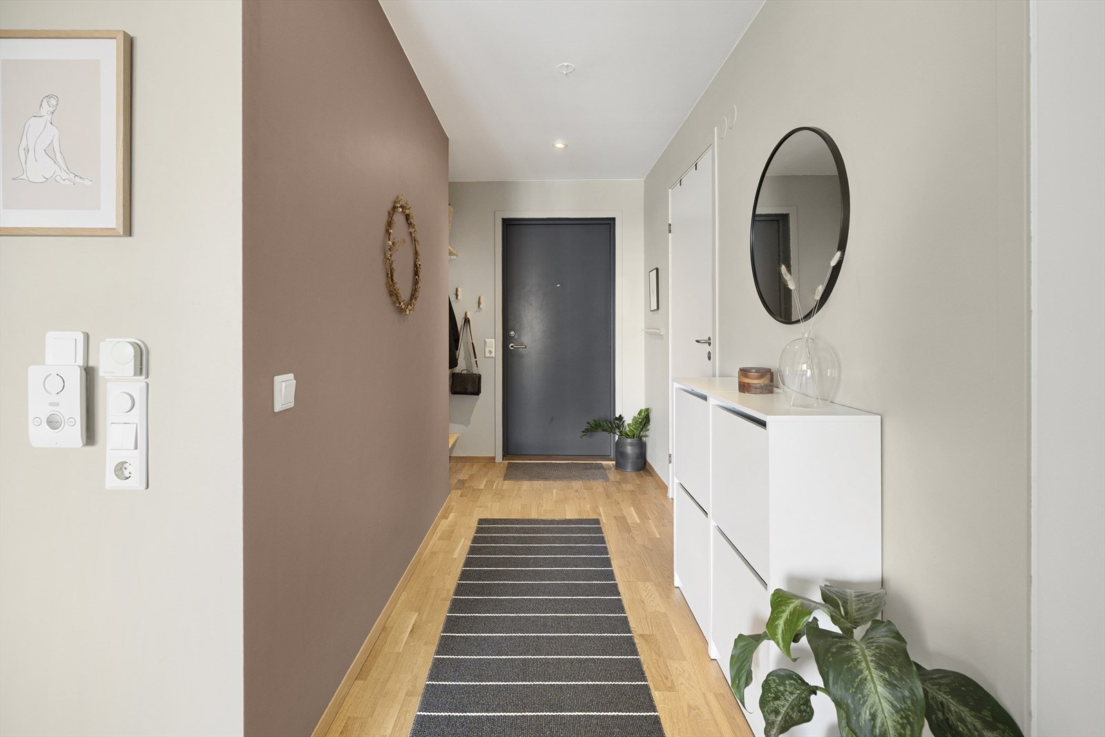 Romslig entré hvor man finner god plass til å henge fra seg yttertøy og sette fra seg sko i stedsbygget hylle. Galleribilde