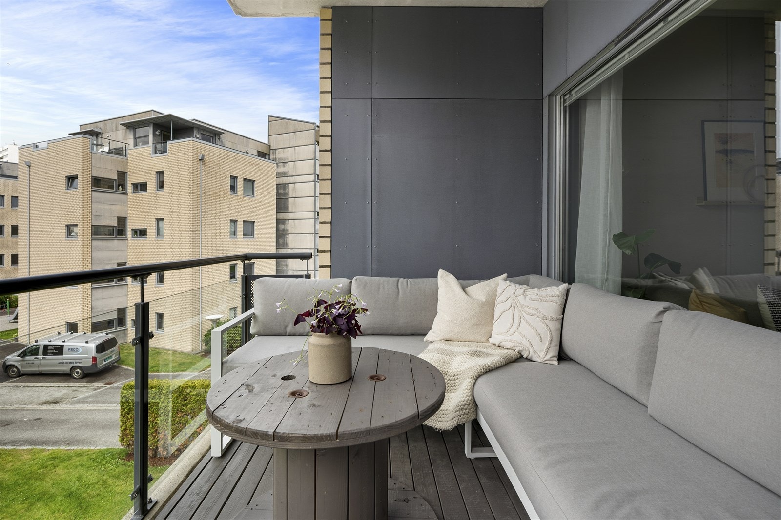 Terrassen er overbygget og er belagt med terrassebord. Galleribilde