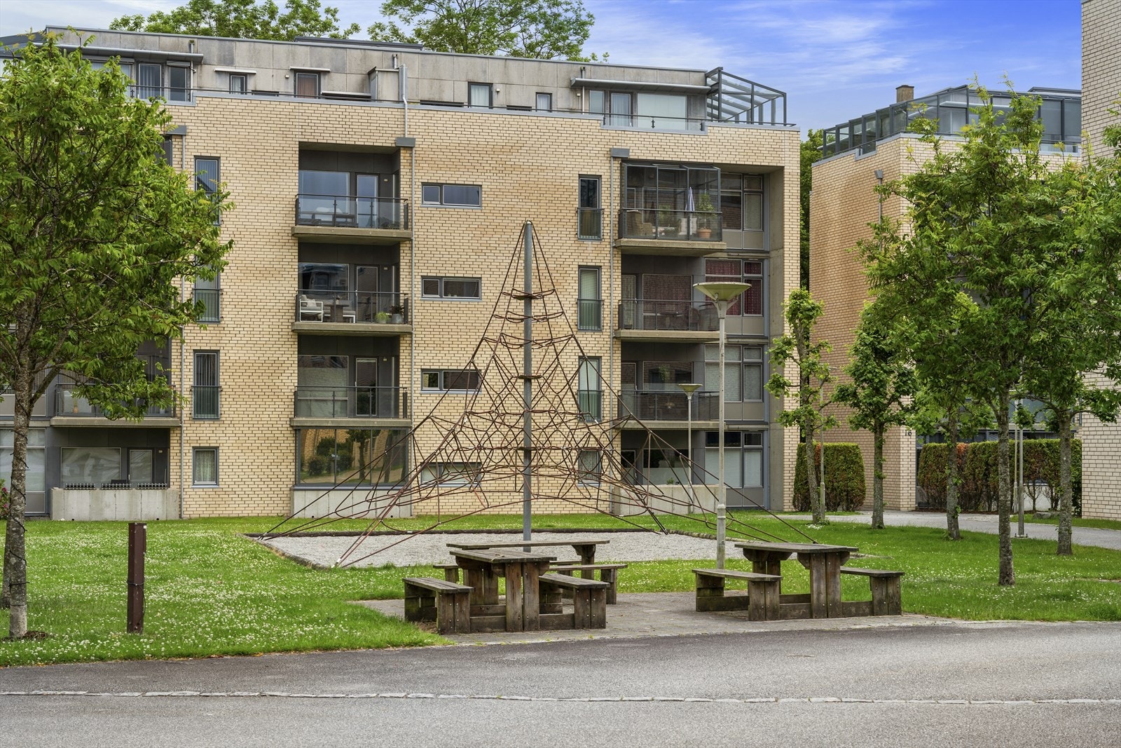 Tomten er pent opparbeidet med flotte fellesområder med plen, prydbusker, lekeplasser og sittegrupper. Galleribilde