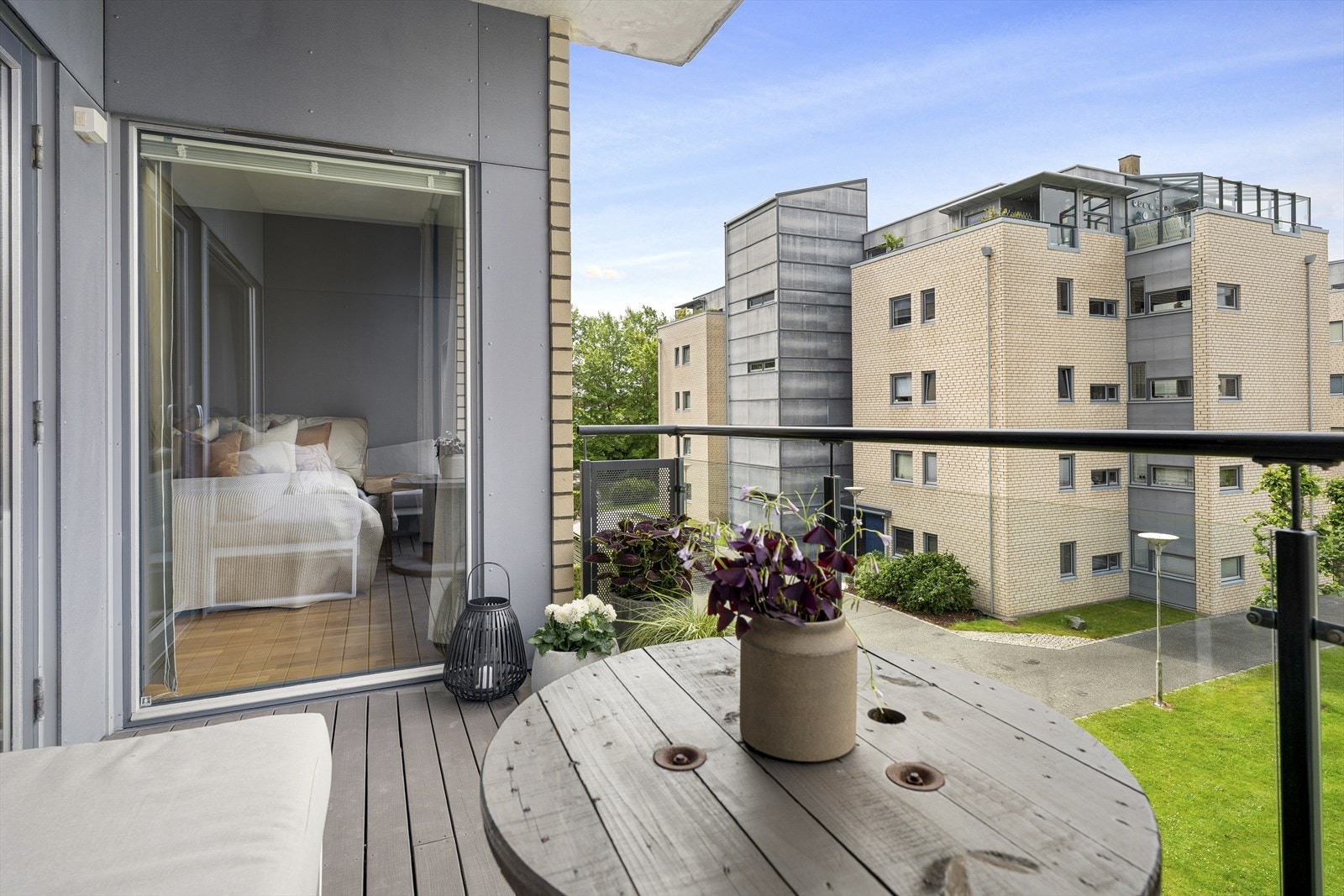 Fra balkongen kan man nyte ettermiddag- og kveldsolen, tilgrensende et åpent og fint grøntareal. Galleribilde