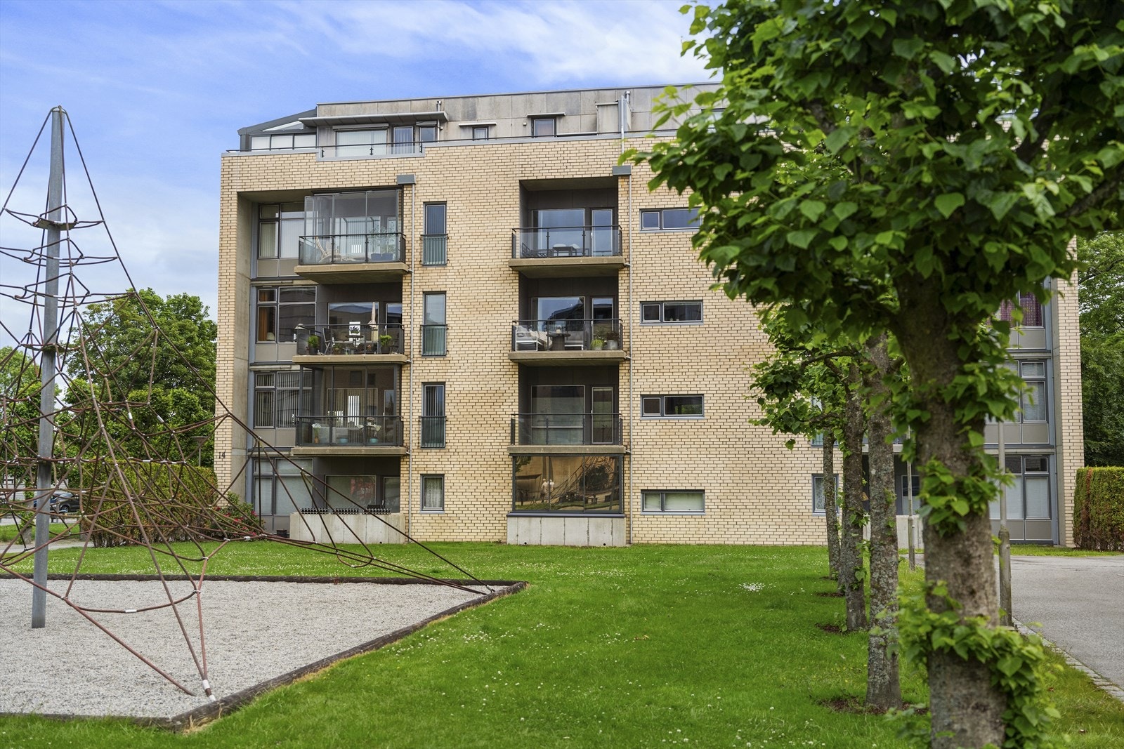 Leiligheten har fast parkeringsplass i lukket anlegg. Galleribilde