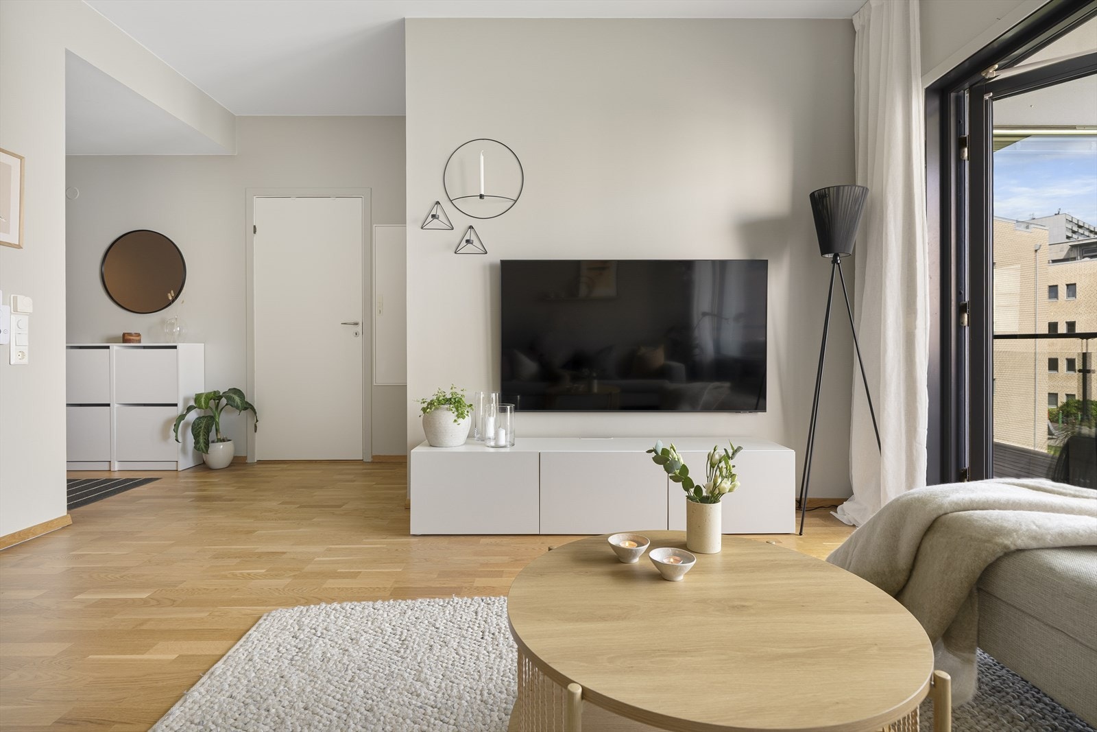 Leiligheten er arealeffektiv og full av plassbesparende løsninger. Både TV og Internett er inkl. i felleskostnadene. Galleribilde