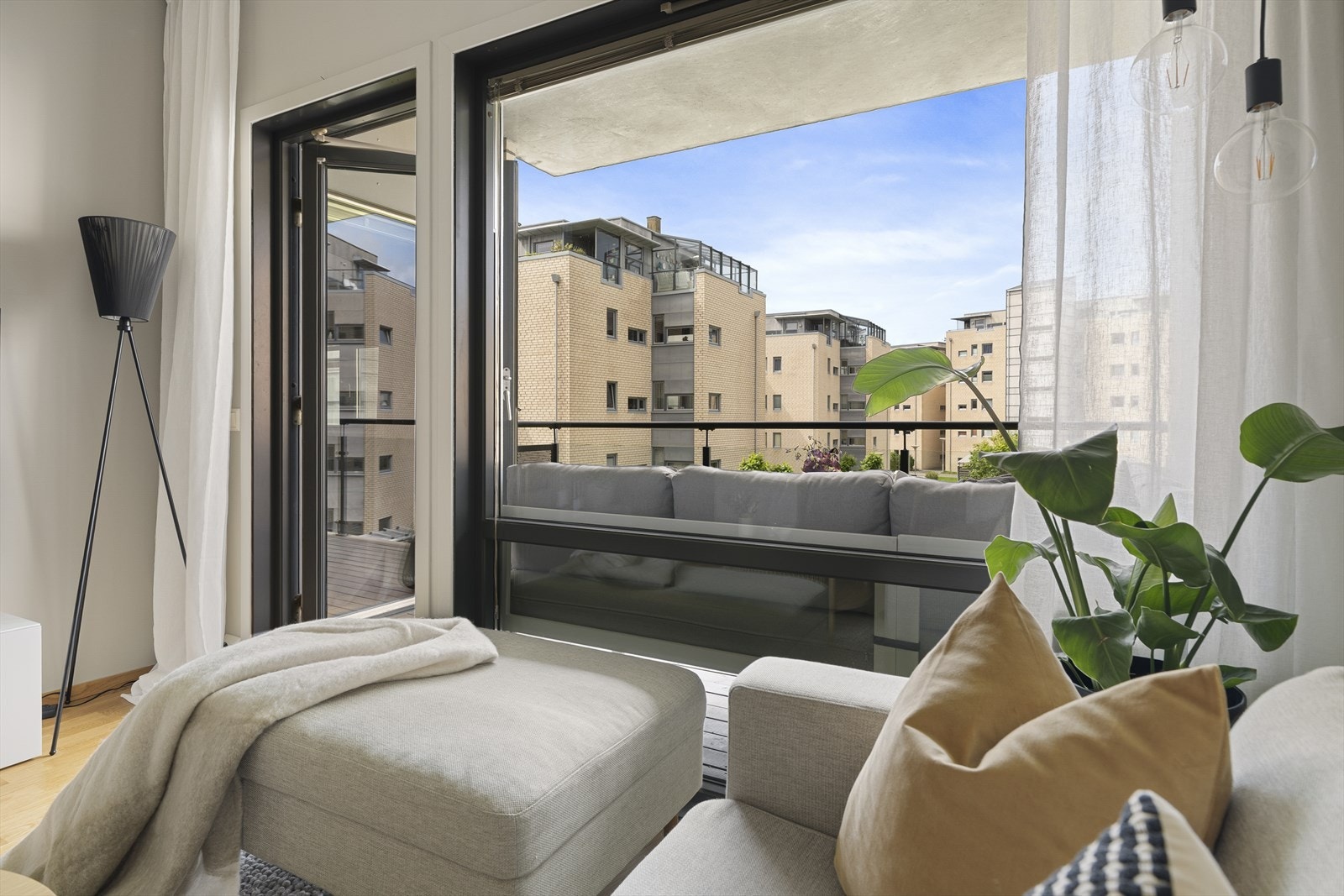 Store vindusflater slipper inn rikelig med naturlig lys. Galleribilde