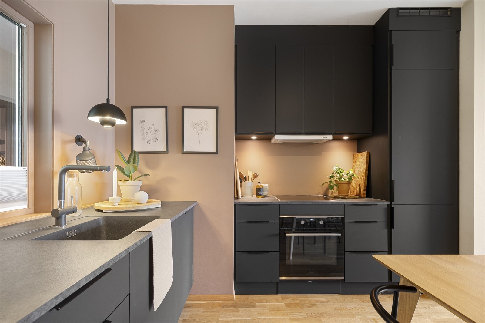 Kjøkkenet er fult utstyrt med integrerte hvitevarer som kjøl/frys, oppvaskmaskin, platetopp og stekeovn. Galleribilde