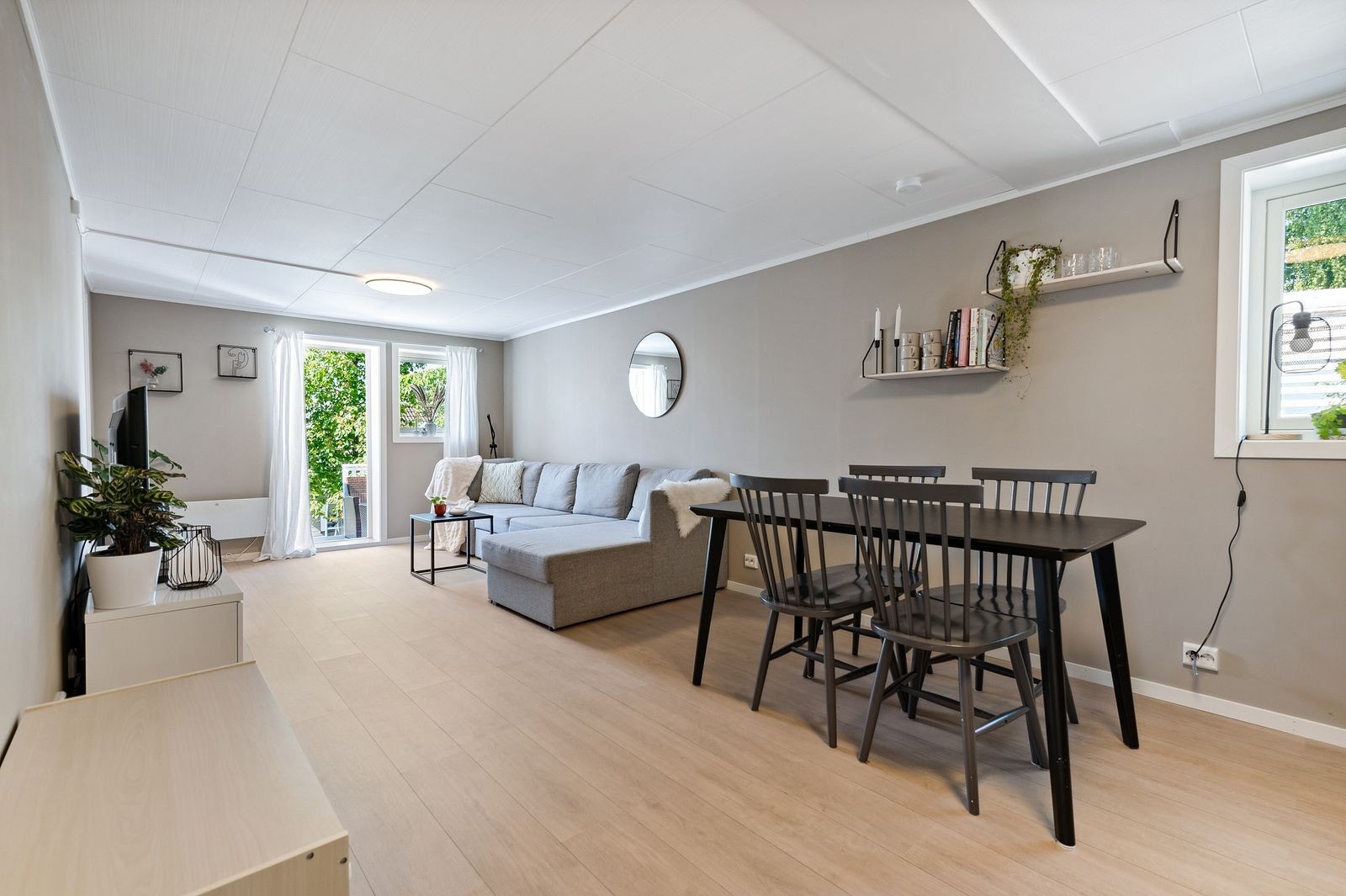Det er utgang til hagen fra stuen Galleribilde