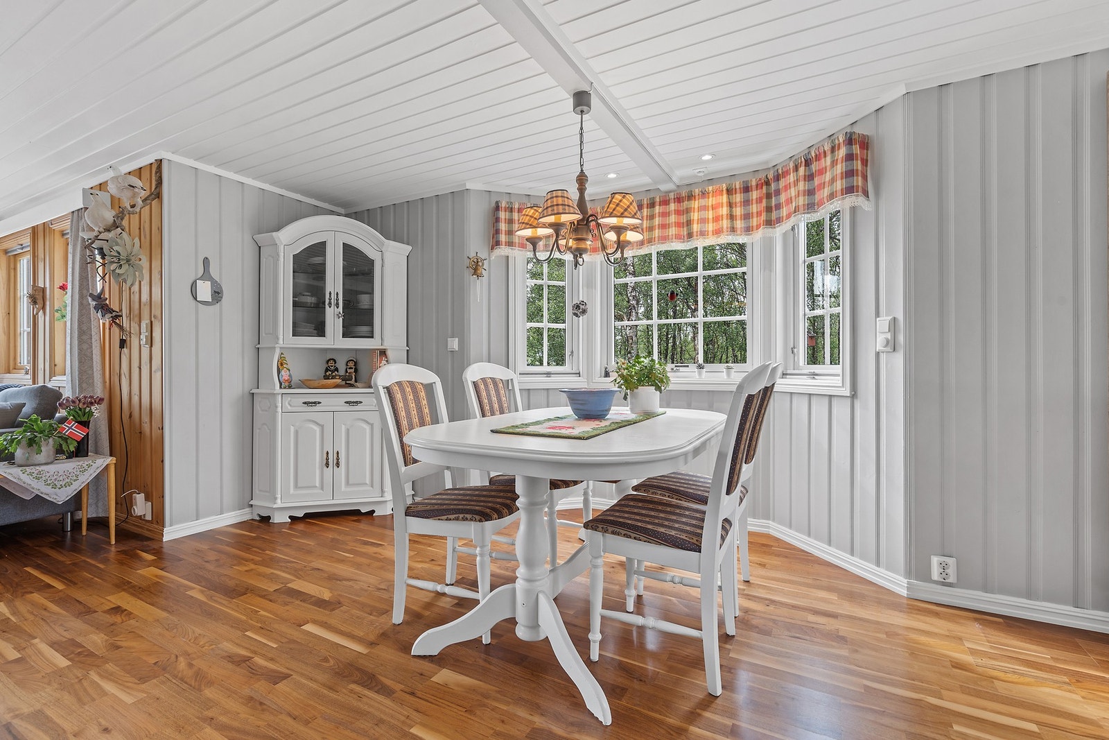 Spisestue på kjøkken Galleribilde