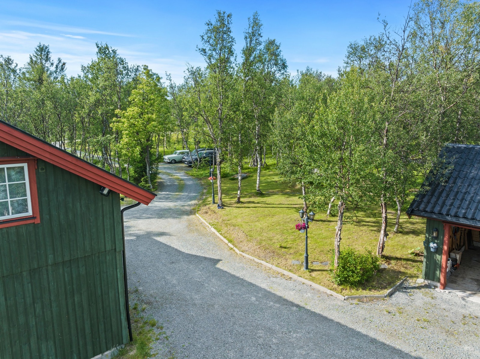 Hyttetun og parkering Galleribilde