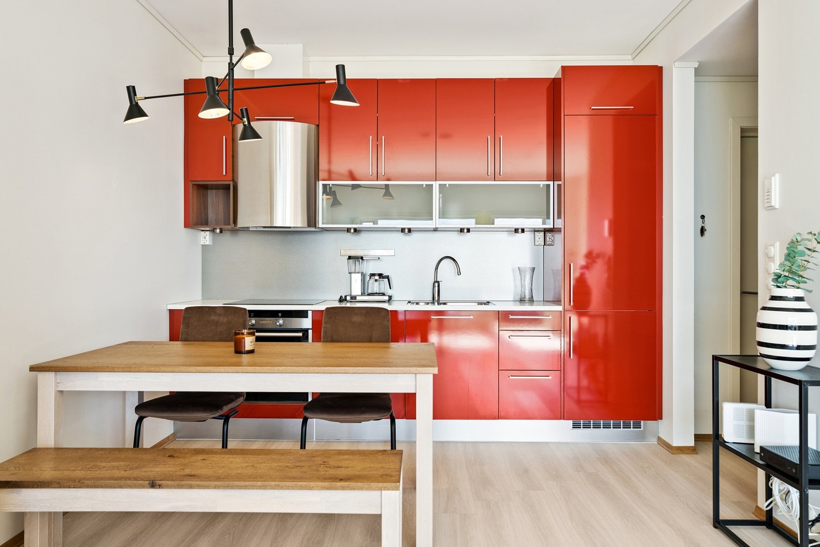 Kjøkkeninnredningen er fra HTH og har glatte fronter og benkeplate i laminat. Integrerte hvitevarer Galleribilde