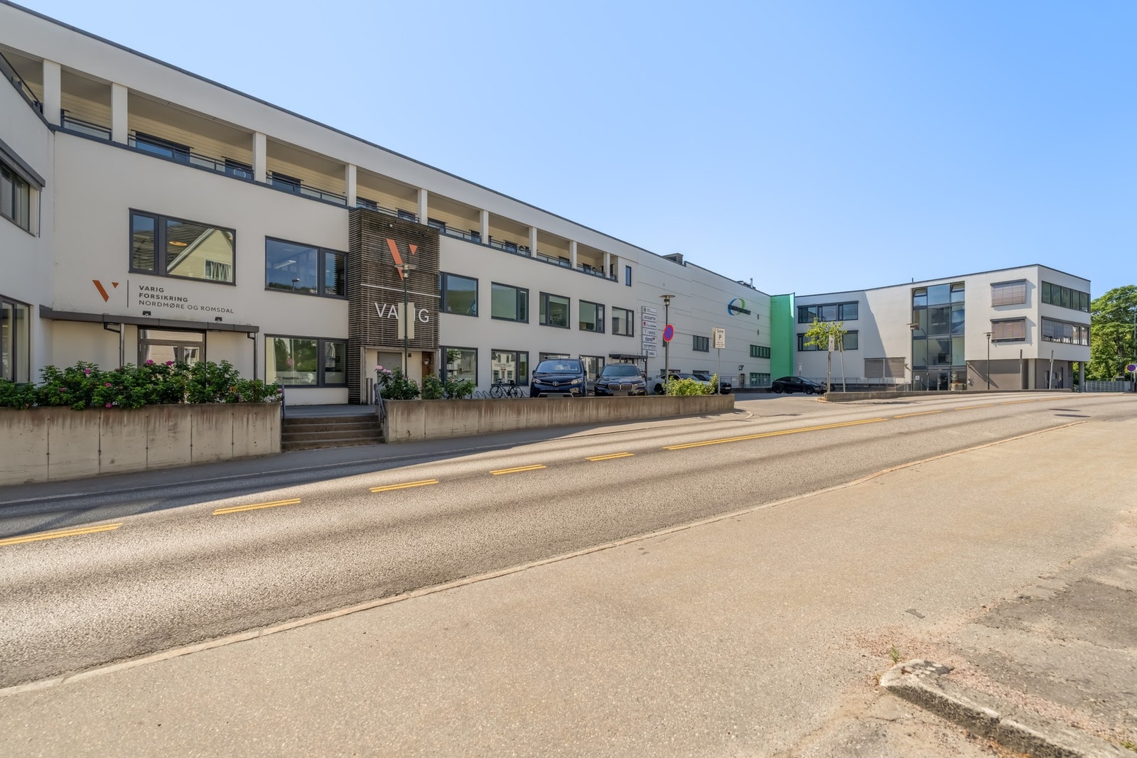 Inngang fra nord. Det er heis i bygget Galleribilde