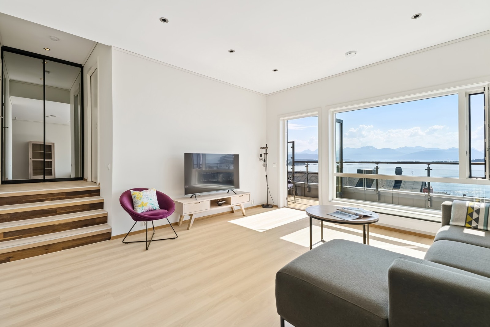 Fra stuen er det trapp opp til en gang som ligger mellom badet og soverommet Galleribilde