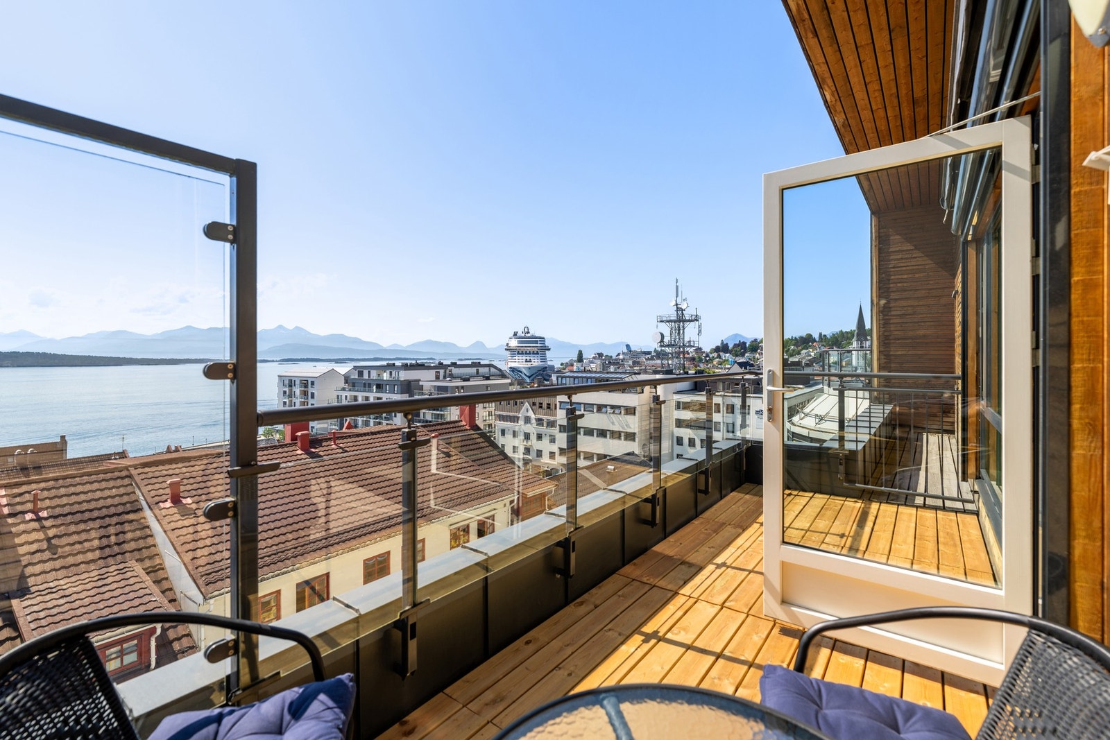 Balkongen er sørvendt og har flott utsikt mot fjorden og Moldepanoramaet Galleribilde