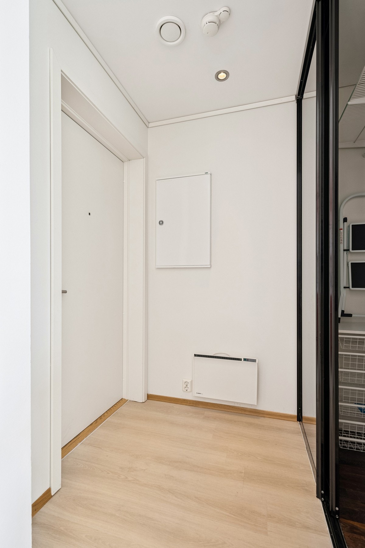 Entré med skyvedørsgarderobe Galleribilde