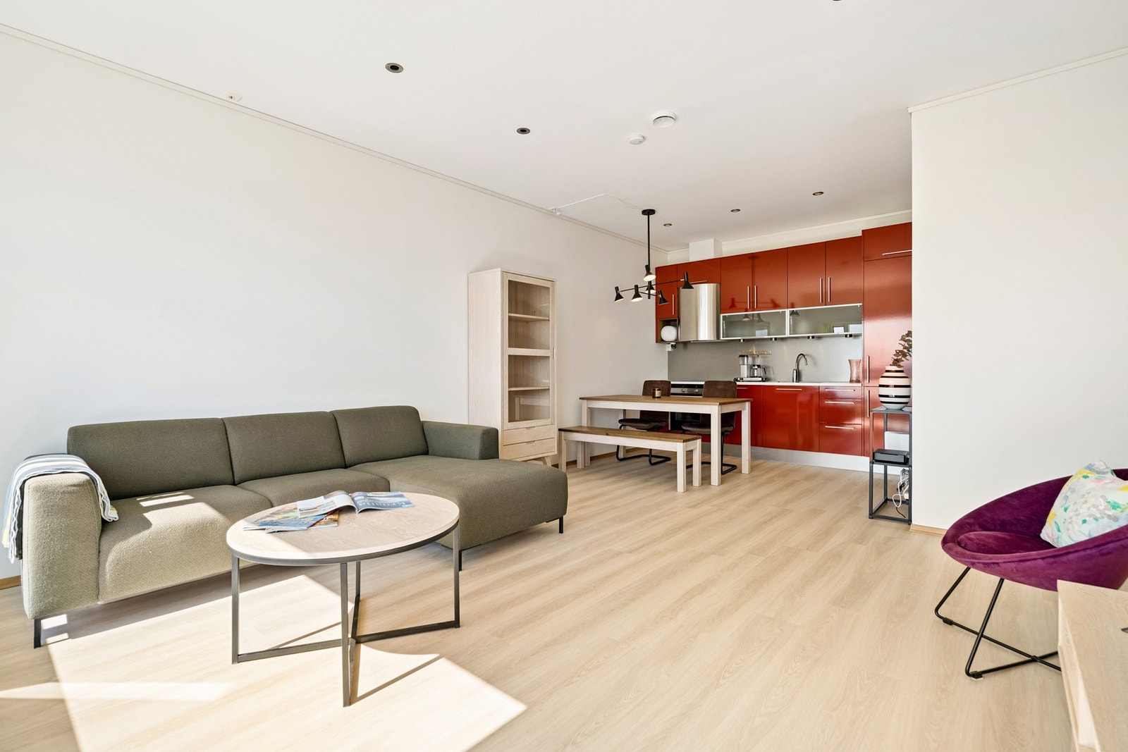 Stue og kjøkken i åpen løsning Galleribilde