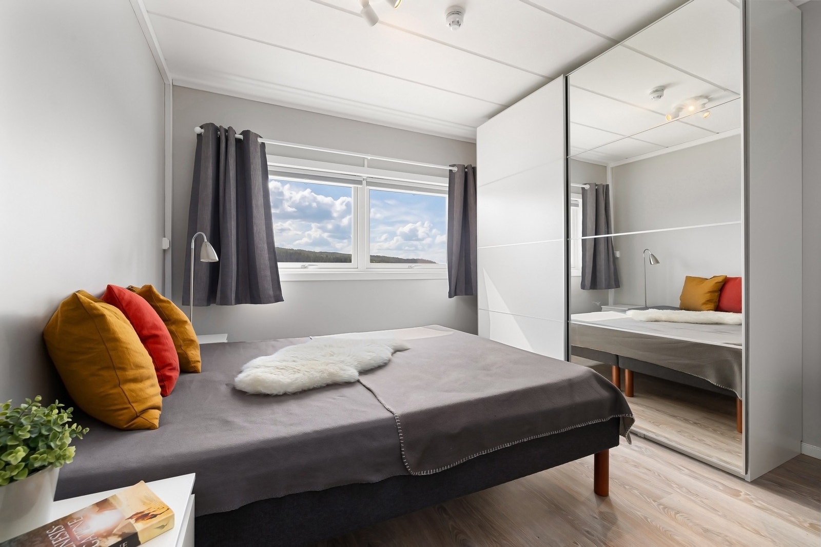 Garderobeplass i skyvedørsgarderobe Galleribilde