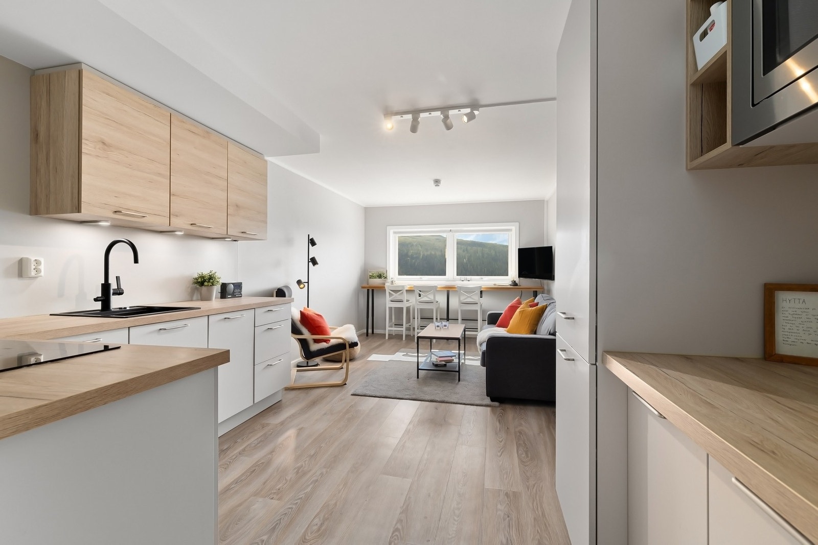 Kjøkkenet er fint, og har god skap og benkeplass. Galleribilde