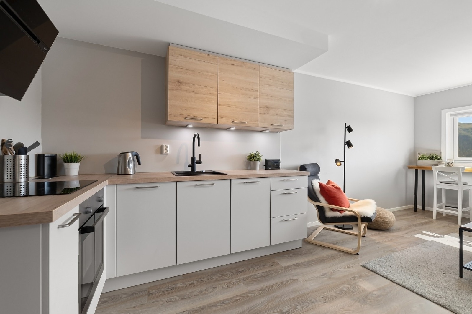 Flott kjøkken med integrerte hvitevarer Galleribilde