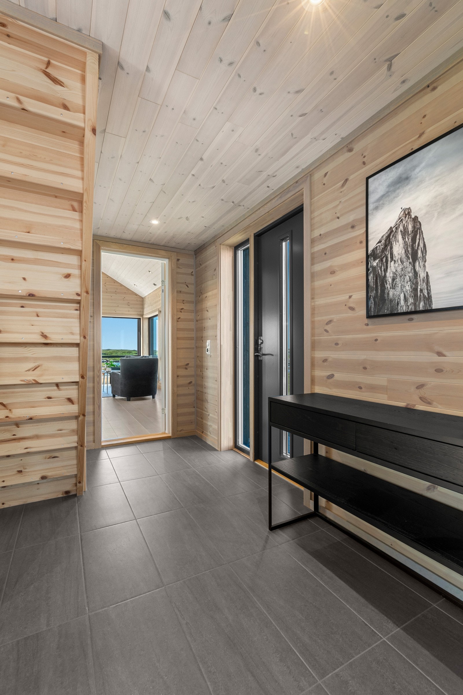 Hytta går over et plan og inneholder: gang, åpen stue-/kjøkkenløsning, bad/vaskerom, to soverom og bod/teknisk rom. I tillegg til romslig hems. Galleribilde