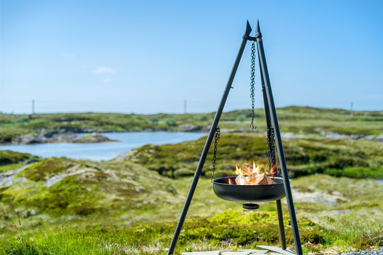 Her får du ekte kystidyll med havet som nærmeste nabo, sol hele dagen og kort vei til både båtplass og Smølasenteret. Galleribilde