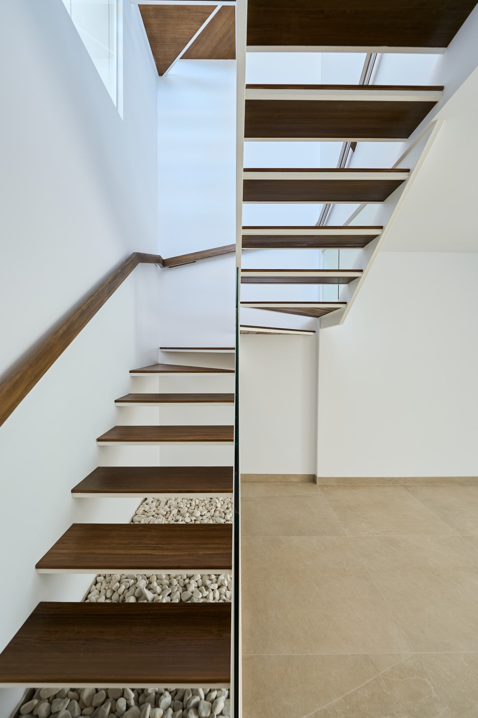 Mulighet for en innendørs hage under trappen pga meget gode lysforhold til u-etg Galleribilde