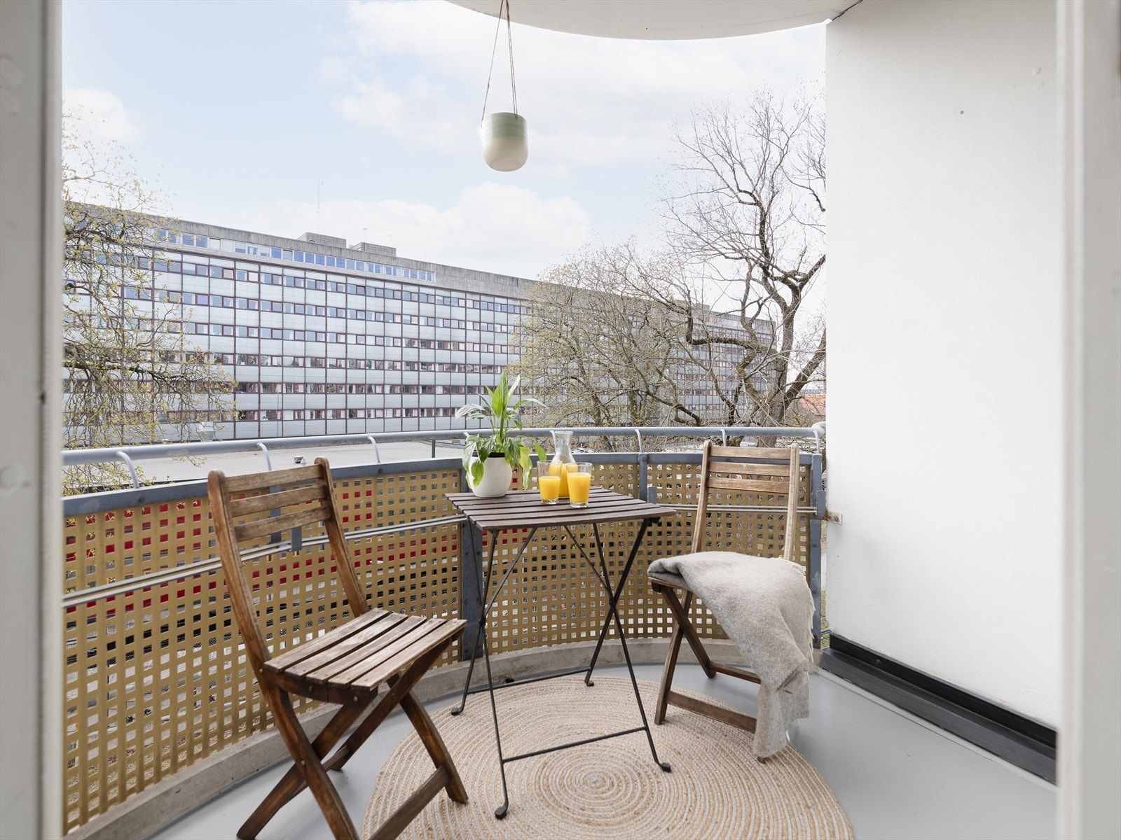 Sydvestvendt balkong med meget gode solforhold. Galleribilde