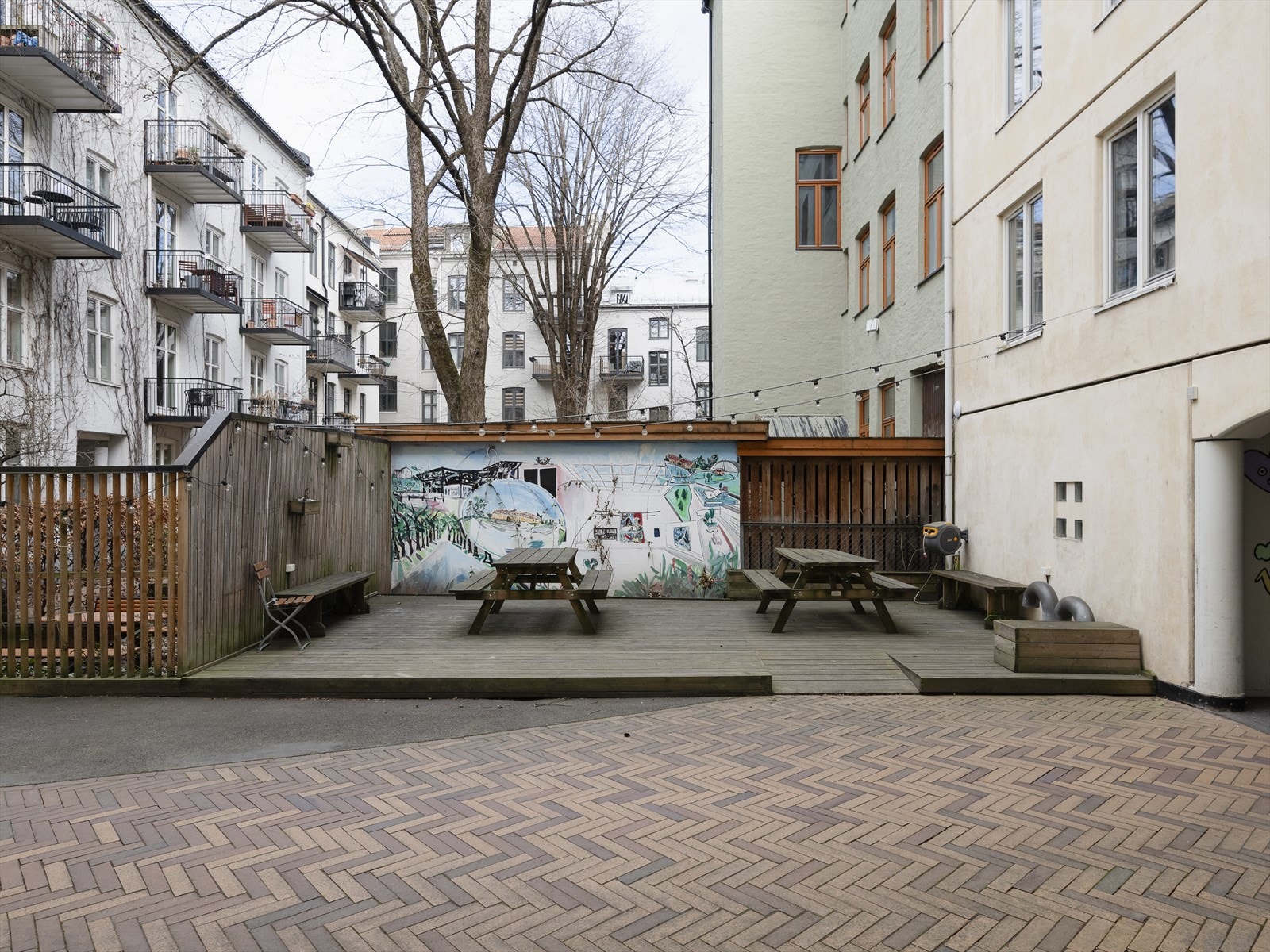 Koselig bakgård. Galleribilde