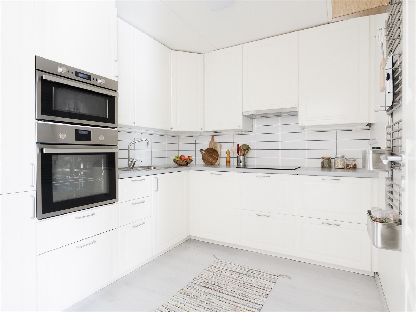 Stilfullt kjøk ken med en tidløs innredning fra 2016, med profilerte fronter og rikelig skapplass. Galleribilde