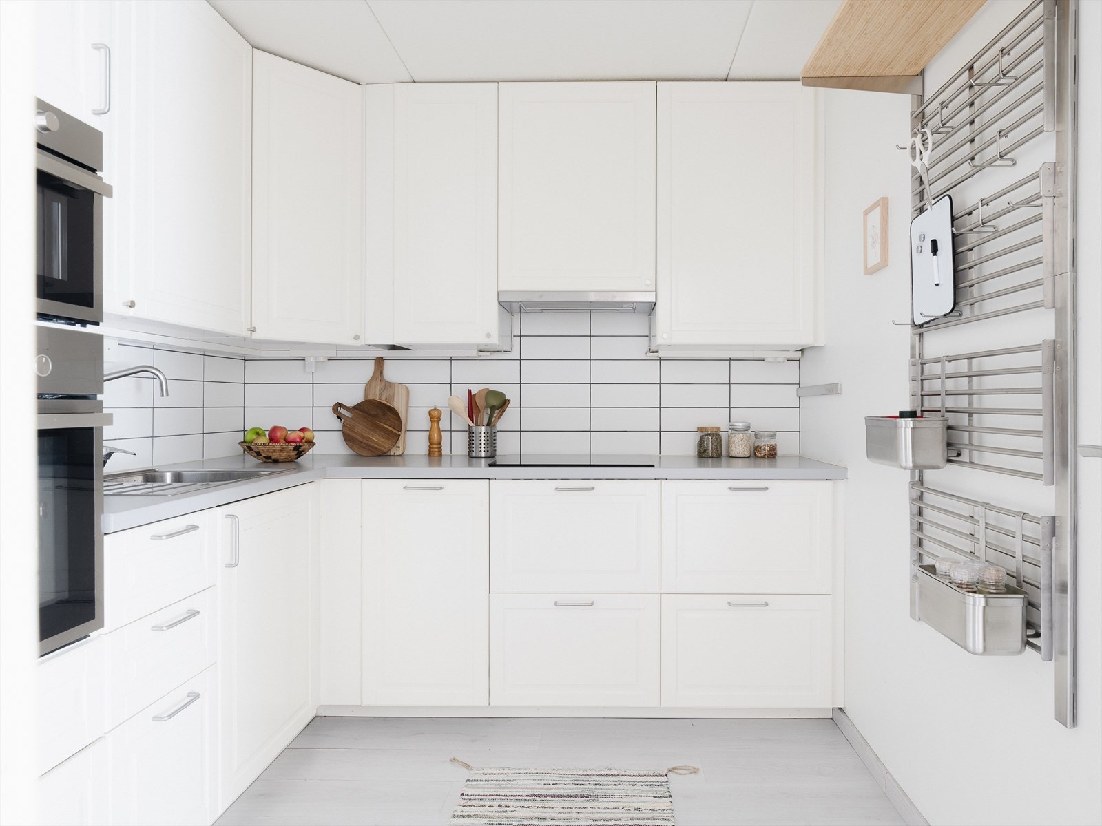 Kjøkkenet er utstyrt med integrerte hvitevarer, inkludert kjøleskap, fryser, stekeovn med integrert mikrobølgeovn, induksjonstopp og oppvaskmaskin. Galleribilde