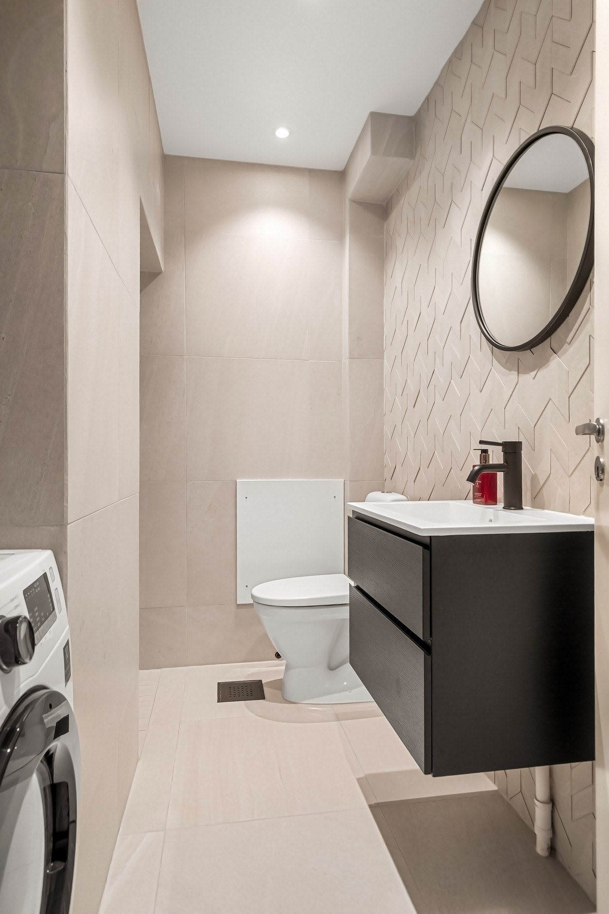 Lekkert baderom oppgradert i 2020 med flis på flis og ny baderomsinnredning. Galleribilde