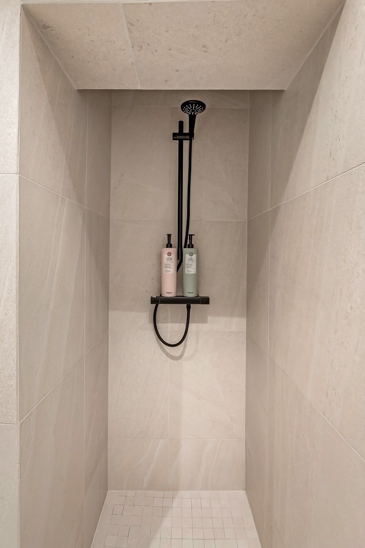 Romslig dusjnisje med en stilren dusj i sort. Galleribilde